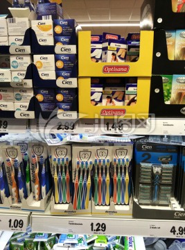 超市牙刷日杂用品展示区