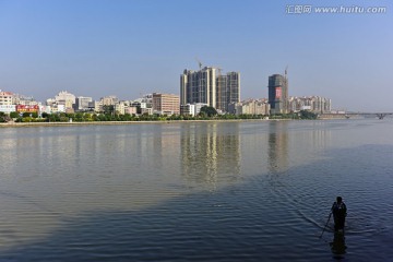 河边电鱼 江边建筑