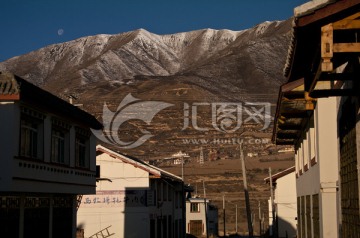 雪山下的藏族民居