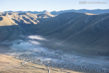 俯瞰藏族村镇 云雾缭绕 秋天