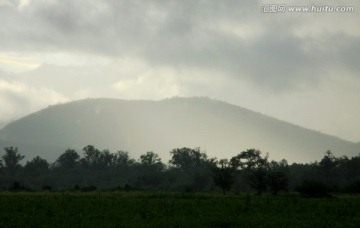 雨雾中的山峦