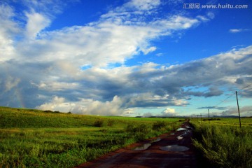 雨后田野中的路