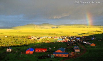 清晨雨后的东北山村