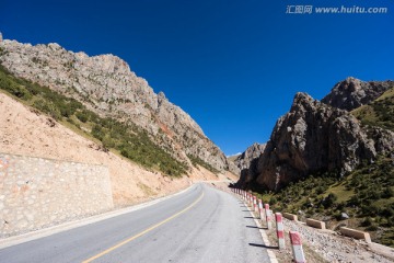 公路两边的丹霞地貌