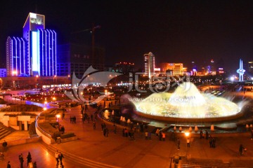 音乐喷泉 水池 城市夜景