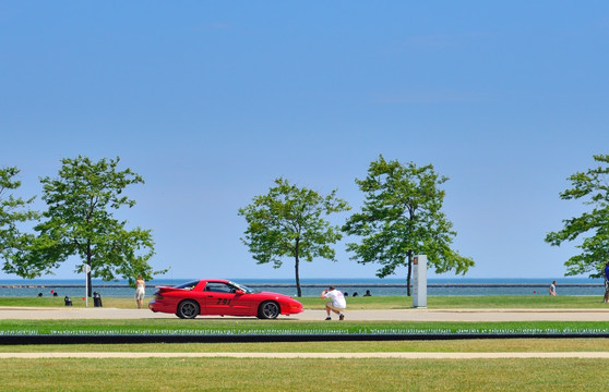 海滨公园的红色跑车