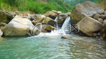 溪水和石頭 水草 水花