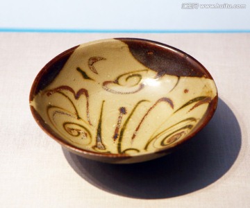 唐代长沙窑彩绘青瓷碗