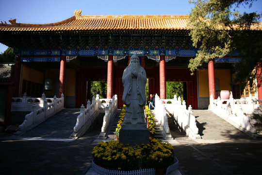 北京孔庙内的孔子像