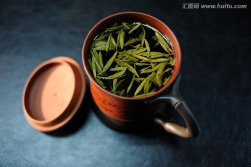 紫砂茶杯与绿茶