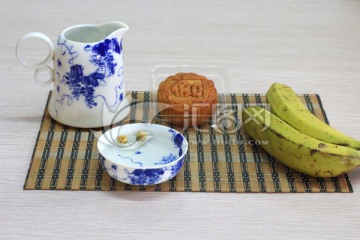 青瓷茶具与月饼