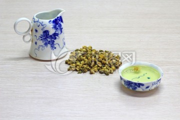 青瓷茶杯与干菊花