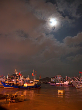 舟山沈家门渔港渔船月亮夜景