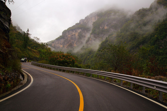 神龙架林区 山路弯弯