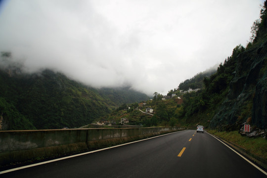 神龙架林区 山路弯弯