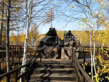 森林中的黑熊雕塑