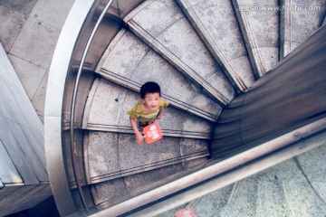 旋转楼梯上的小男孩