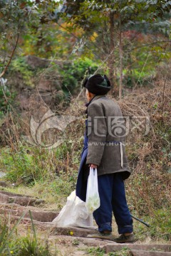 山村风情 空巢老人的山路