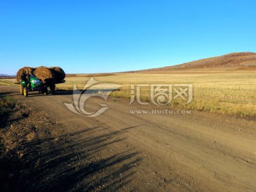 乡村公路上的拖拉机