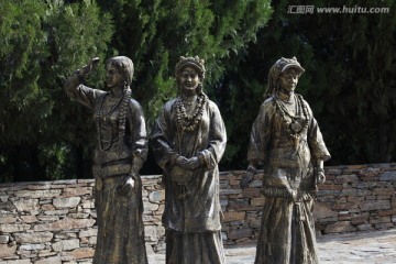 丹巴甲居藏族三姐妹雕塑