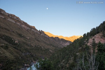 澜沧江上游河谷月色 山峦起伏