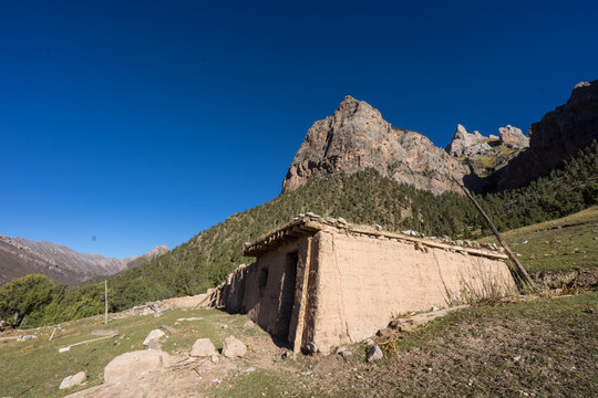 山间废弃的藏族牧民民居 牧场