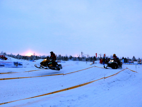 冬季清晨雪地摩托车赛