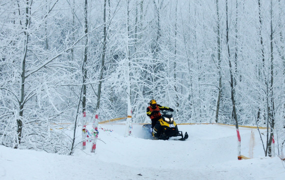 冬季清晨雪地摩托车赛