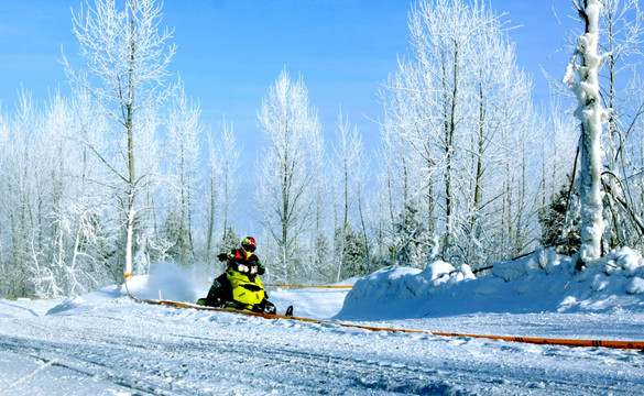 冬季雪地摩托车赛