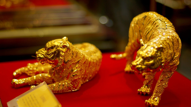 黄金狮虎装饰品
