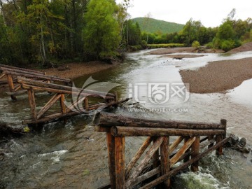 河流中的护桥木桩