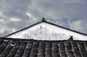 瓦房屋顶的瓦片与人字顶