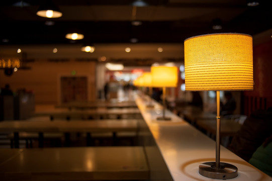 餐馆室内桌椅与灯具