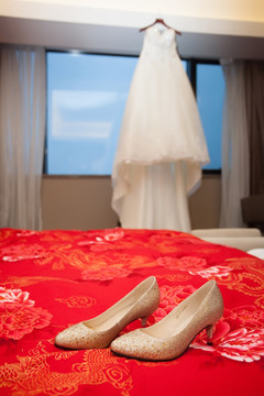 新娘的婚鞋与婚纱