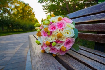 公园长椅上的手捧花