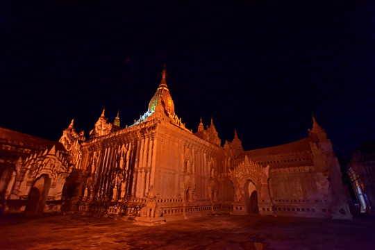 阿南达寺夜景