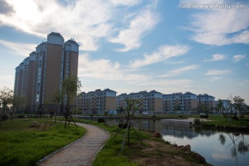 水边的小区建筑