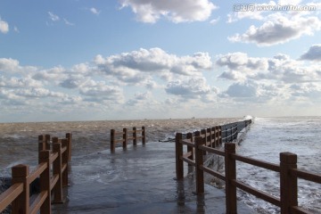 海浪冲向栈道