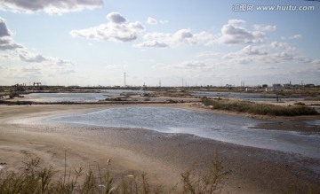 海边的滩涂油田