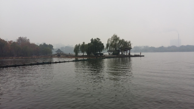雨中的大明湖