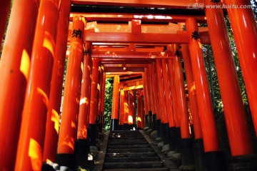 日本伏见稻荷大社千本鸟居通道