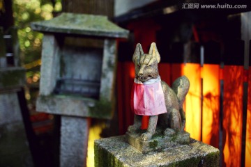 日本神社里的狐狸石雕