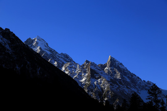 雪峰晨光