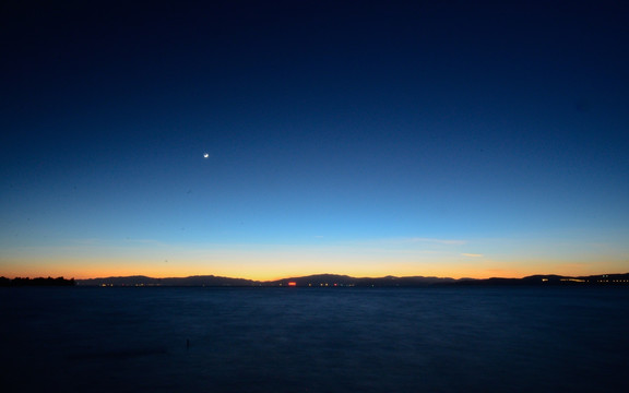 滇池蓝色渐变的夜空