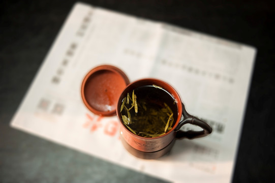 报纸和茶杯