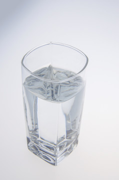 方口玻璃杯里的水