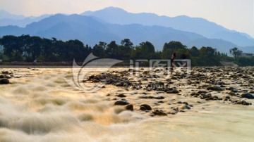 都江堰河水