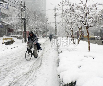 雪中骑车人