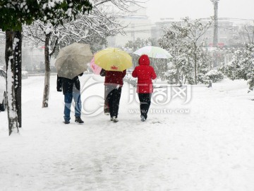 雪中行人