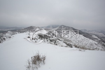 山区雪景